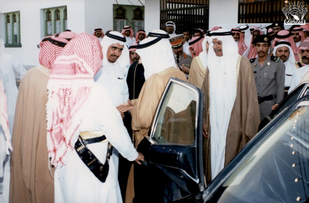 الأمير / فيصل بن بندر نائب أمير المنطقة ( سابقا) يفتتح أحد معارض الكتب في النادي .