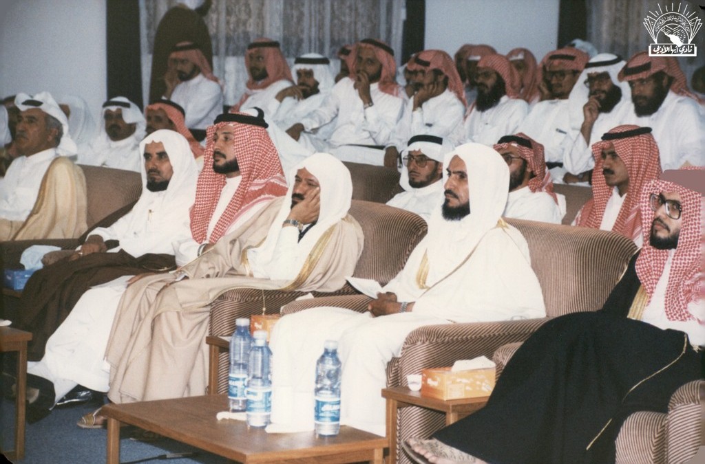 من لقاء الإعلامي الدكتور / عبد الرحمن الشبيلي مع أدباء ومثقفي المنطقة في النادي .